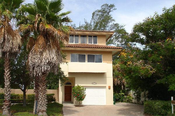 Serenity Four Bedroom Villa 홈즈비치 외부 사진